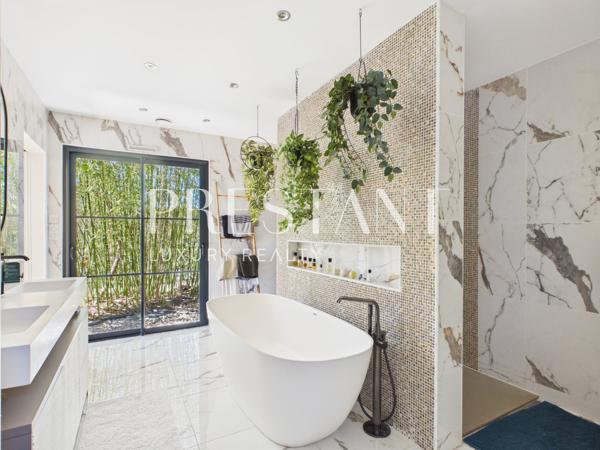 Villa Haut-Bouliac de plain-pied de 168 m² avec piscine et dépendance, BOULIAC