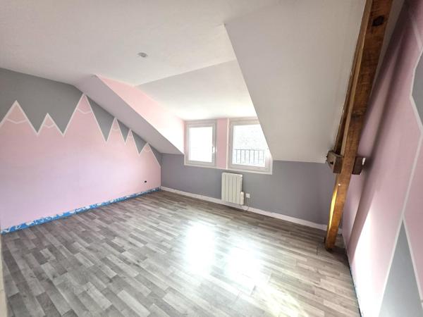 Maison Familiale 6 chambres, avec garages et terrain