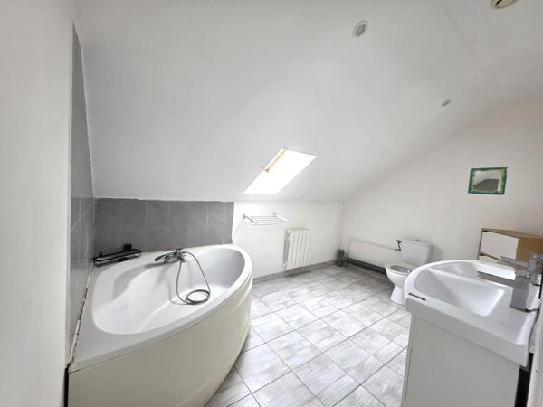 Maison Familiale 6 chambres, avec garages et terrain