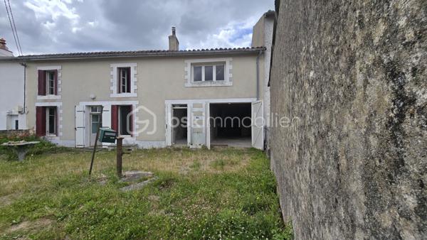 Venez vite découvrir cette maison Mitoyenne, des deux coté, de 102 m², situé dans un lieu dit à 10 minutes de centre de Vasles , A 40 minutes de Poitiers et à 20 minutes de Parthenay.
environnement calme !

Rez de chaussée:
- Cuisine ouverte sur la salle à manger.
- Salon très lumineux.
- Une pièce de rangement.
- Un cellier.
- Une salle d'eau avec douche.
- WC séparé.

A l'étage :
- Grand pallier
- Deux très belles chambres comprenant de grands placards.
Un des grand plus de cette maison:
 - le grenier peut être aménagé en une grande chambre parentale, ou autre projet à votre convenance.
Cette maison vous offre tous son potentiel pour être aménagée comme vous le souhaitez.

Point IMPORTANT:
- Rénovation à réaliser sur l'ensemble du bien !
- Assainissement à refaire ! devis en main par notre professionnel

Extérieur :
Une cour attenant à la maison de 100 m² environ et un deuxième jardin non attenant à la maison accessible à pied de 600m²environ.
Une visite ???
Projet locatif ou maison principale
Acquéreurs, bénéficiez de mon service financier, étude gratuite.
Vendeurs, avis de valeur offert.