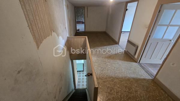 Venez vite découvrir cette maison Mitoyenne, des deux coté, de 102 m², situé dans un lieu dit à 10 minutes de centre de Vasles , A 40 minutes de Poitiers et à 20 minutes de Parthenay.
environnement calme !

Rez de chaussée:
- Cuisine ouverte sur la salle à manger.
- Salon très lumineux.
- Une pièce de rangement.
- Un cellier.
- Une salle d'eau avec douche.
- WC séparé.

A l'étage :
- Grand pallier
- Deux très belles chambres comprenant de grands placards.
Un des grand plus de cette maison:
 - le grenier peut être aménagé en une grande chambre parentale, ou autre projet à votre convenance.
Cette maison vous offre tous son potentiel pour être aménagée comme vous le souhaitez.

Point IMPORTANT:
- Rénovation à réaliser sur l'ensemble du bien !
- Assainissement à refaire ! devis en main par notre professionnel

Extérieur :
Une cour attenant à la maison de 100 m² environ et un deuxième jardin non attenant à la maison accessible à pied de 600m²environ.
Une visite ???
Projet locatif ou maison principale
Acquéreurs, bénéficiez de mon service financier, étude gratuite.
Vendeurs, avis de valeur offert.