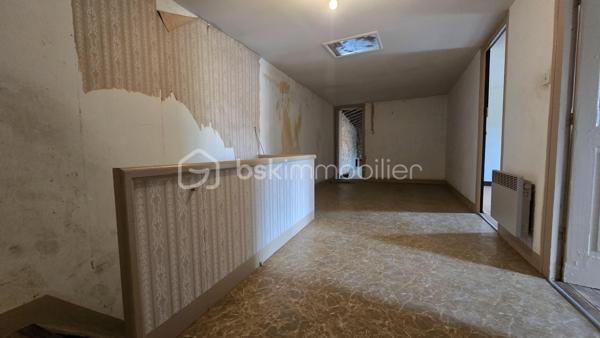 Venez vite découvrir cette maison Mitoyenne, des deux coté, de 102 m², situé dans un lieu dit à 10 minutes de centre de Vasles , A 40 minutes de Poitiers et à 20 minutes de Parthenay.
environnement calme !

Rez de chaussée:
- Cuisine ouverte sur la salle à manger.
- Salon très lumineux.
- Une pièce de rangement.
- Un cellier.
- Une salle d'eau avec douche.
- WC séparé.

A l'étage :
- Grand pallier
- Deux très belles chambres comprenant de grands placards.
Un des grand plus de cette maison:
 - le grenier peut être aménagé en une grande chambre parentale, ou autre projet à votre convenance.
Cette maison vous offre tous son potentiel pour être aménagée comme vous le souhaitez.

Point IMPORTANT:
- Rénovation à réaliser sur l'ensemble du bien !
- Assainissement à refaire ! devis en main par notre professionnel

Extérieur :
Une cour attenant à la maison de 100 m² environ et un deuxième jardin non attenant à la maison accessible à pied de 600m²environ.
Une visite ???
Projet locatif ou maison principale
Acquéreurs, bénéficiez de mon service financier, étude gratuite.
Vendeurs, avis de valeur offert.