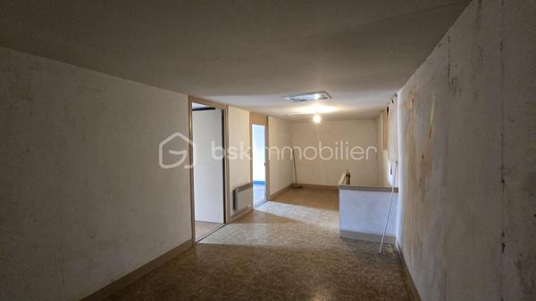 Venez vite découvrir cette maison Mitoyenne, des deux coté, de 102 m², situé dans un lieu dit à 10 minutes de centre de Vasles , A 40 minutes de Poitiers et à 20 minutes de Parthenay.
environnement calme !

Rez de chaussée:
- Cuisine ouverte sur la salle à manger.
- Salon très lumineux.
- Une pièce de rangement.
- Un cellier.
- Une salle d'eau avec douche.
- WC séparé.

A l'étage :
- Grand pallier
- Deux très belles chambres comprenant de grands placards.
Un des grand plus de cette maison:
 - le grenier peut être aménagé en une grande chambre parentale, ou autre projet à votre convenance.
Cette maison vous offre tous son potentiel pour être aménagée comme vous le souhaitez.

Point IMPORTANT:
- Rénovation à réaliser sur l'ensemble du bien !
- Assainissement à refaire ! devis en main par notre professionnel

Extérieur :
Une cour attenant à la maison de 100 m² environ et un deuxième jardin non attenant à la maison accessible à pied de 600m²environ.
Une visite ???
Projet locatif ou maison principale
Acquéreurs, bénéficiez de mon service financier, étude gratuite.
Vendeurs, avis de valeur offert.