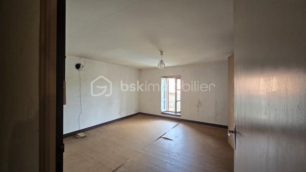 Venez vite découvrir cette maison Mitoyenne, des deux coté, de 102 m², situé dans un lieu dit à 10 minutes de centre de Vasles , A 40 minutes de Poitiers et à 20 minutes de Parthenay.
environnement calme !

Rez de chaussée:
- Cuisine ouverte sur la salle à manger.
- Salon très lumineux.
- Une pièce de rangement.
- Un cellier.
- Une salle d'eau avec douche.
- WC séparé.

A l'étage :
- Grand pallier
- Deux très belles chambres comprenant de grands placards.
Un des grand plus de cette maison:
 - le grenier peut être aménagé en une grande chambre parentale, ou autre projet à votre convenance.
Cette maison vous offre tous son potentiel pour être aménagée comme vous le souhaitez.

Point IMPORTANT:
- Rénovation à réaliser sur l'ensemble du bien !
- Assainissement à refaire ! devis en main par notre professionnel

Extérieur :
Une cour attenant à la maison de 100 m² environ et un deuxième jardin non attenant à la maison accessible à pied de 600m²environ.
Une visite ???
Projet locatif ou maison principale
Acquéreurs, bénéficiez de mon service financier, étude gratuite.
Vendeurs, avis de valeur offert.