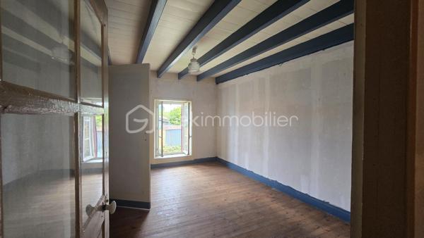 Venez vite découvrir cette maison Mitoyenne, des deux coté, de 102 m², situé dans un lieu dit à 10 minutes de centre de Vasles , A 40 minutes de Poitiers et à 20 minutes de Parthenay.
environnement calme !

Rez de chaussée:
- Cuisine ouverte sur la salle à manger.
- Salon très lumineux.
- Une pièce de rangement.
- Un cellier.
- Une salle d'eau avec douche.
- WC séparé.

A l'étage :
- Grand pallier
- Deux très belles chambres comprenant de grands placards.
Un des grand plus de cette maison:
 - le grenier peut être aménagé en une grande chambre parentale, ou autre projet à votre convenance.
Cette maison vous offre tous son potentiel pour être aménagée comme vous le souhaitez.

Point IMPORTANT:
- Rénovation à réaliser sur l'ensemble du bien !
- Assainissement à refaire ! devis en main par notre professionnel

Extérieur :
Une cour attenant à la maison de 100 m² environ et un deuxième jardin non attenant à la maison accessible à pied de 600m²environ.
Une visite ???
Projet locatif ou maison principale
Acquéreurs, bénéficiez de mon service financier, étude gratuite.
Vendeurs, avis de valeur offert.