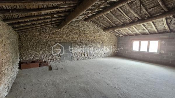 Venez vite découvrir cette maison Mitoyenne, des deux coté, de 102 m², situé dans un lieu dit à 10 minutes de centre de Vasles , A 40 minutes de Poitiers et à 20 minutes de Parthenay.
environnement calme !

Rez de chaussée:
- Cuisine ouverte sur la salle à manger.
- Salon très lumineux.
- Une pièce de rangement.
- Un cellier.
- Une salle d'eau avec douche.
- WC séparé.

A l'étage :
- Grand pallier
- Deux très belles chambres comprenant de grands placards.
Un des grand plus de cette maison:
 - le grenier peut être aménagé en une grande chambre parentale, ou autre projet à votre convenance.
Cette maison vous offre tous son potentiel pour être aménagée comme vous le souhaitez.

Point IMPORTANT:
- Rénovation à réaliser sur l'ensemble du bien !
- Assainissement à refaire ! devis en main par notre professionnel

Extérieur :
Une cour attenant à la maison de 100 m² environ et un deuxième jardin non attenant à la maison accessible à pied de 600m²environ.
Une visite ???
Projet locatif ou maison principale
Acquéreurs, bénéficiez de mon service financier, étude gratuite.
Vendeurs, avis de valeur offert.
