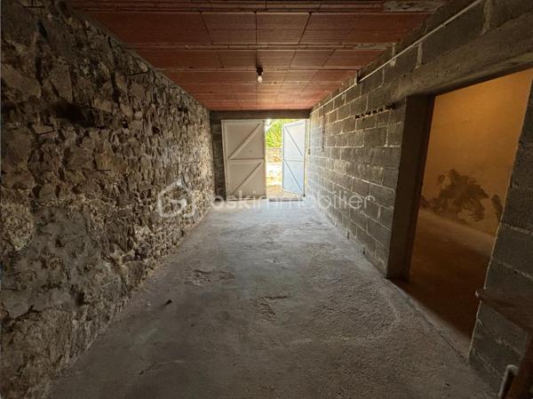 Venez vite découvrir cette maison Mitoyenne, des deux coté, de 102 m², situé dans un lieu dit à 10 minutes de centre de Vasles , A 40 minutes de Poitiers et à 20 minutes de Parthenay.
environnement calme !

Rez de chaussée:
- Cuisine ouverte sur la salle à manger.
- Salon très lumineux.
- Une pièce de rangement.
- Un cellier.
- Une salle d'eau avec douche.
- WC séparé.

A l'étage :
- Grand pallier
- Deux très belles chambres comprenant de grands placards.
Un des grand plus de cette maison:
 - le grenier peut être aménagé en une grande chambre parentale, ou autre projet à votre convenance.
Cette maison vous offre tous son potentiel pour être aménagée comme vous le souhaitez.

Point IMPORTANT:
- Rénovation à réaliser sur l'ensemble du bien !
- Assainissement à refaire ! devis en main par notre professionnel

Extérieur :
Une cour attenant à la maison de 100 m² environ et un deuxième jardin non attenant à la maison accessible à pied de 600m²environ.
Une visite ???
Projet locatif ou maison principale
Acquéreurs, bénéficiez de mon service financier, étude gratuite.
Vendeurs, avis de valeur offert.