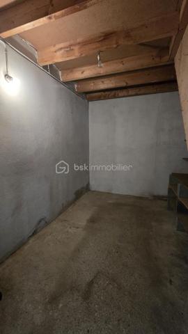 Venez vite découvrir cette maison Mitoyenne, des deux coté, de 102 m², situé dans un lieu dit à 10 minutes de centre de Vasles , A 40 minutes de Poitiers et à 20 minutes de Parthenay.
environnement calme !

Rez de chaussée:
- Cuisine ouverte sur la salle à manger.
- Salon très lumineux.
- Une pièce de rangement.
- Un cellier.
- Une salle d'eau avec douche.
- WC séparé.

A l'étage :
- Grand pallier
- Deux très belles chambres comprenant de grands placards.
Un des grand plus de cette maison:
 - le grenier peut être aménagé en une grande chambre parentale, ou autre projet à votre convenance.
Cette maison vous offre tous son potentiel pour être aménagée comme vous le souhaitez.

Point IMPORTANT:
- Rénovation à réaliser sur l'ensemble du bien !
- Assainissement à refaire ! devis en main par notre professionnel

Extérieur :
Une cour attenant à la maison de 100 m² environ et un deuxième jardin non attenant à la maison accessible à pied de 600m²environ.
Une visite ???
Projet locatif ou maison principale
Acquéreurs, bénéficiez de mon service financier, étude gratuite.
Vendeurs, avis de valeur offert.