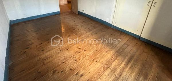 Venez vite découvrir cette maison Mitoyenne, des deux coté, de 102 m², situé dans un lieu dit à 10 minutes de centre de Vasles , A 40 minutes de Poitiers et à 20 minutes de Parthenay.
environnement calme !

Rez de chaussée:
- Cuisine ouverte sur la salle à manger.
- Salon très lumineux.
- Une pièce de rangement.
- Un cellier.
- Une salle d'eau avec douche.
- WC séparé.

A l'étage :
- Grand pallier
- Deux très belles chambres comprenant de grands placards.
Un des grand plus de cette maison:
 - le grenier peut être aménagé en une grande chambre parentale, ou autre projet à votre convenance.
Cette maison vous offre tous son potentiel pour être aménagée comme vous le souhaitez.

Point IMPORTANT:
- Rénovation à réaliser sur l'ensemble du bien !
- Assainissement à refaire ! devis en main par notre professionnel

Extérieur :
Une cour attenant à la maison de 100 m² environ et un deuxième jardin non attenant à la maison accessible à pied de 600m²environ.
Une visite ???
Projet locatif ou maison principale
Acquéreurs, bénéficiez de mon service financier, étude gratuite.
Vendeurs, avis de valeur offert.