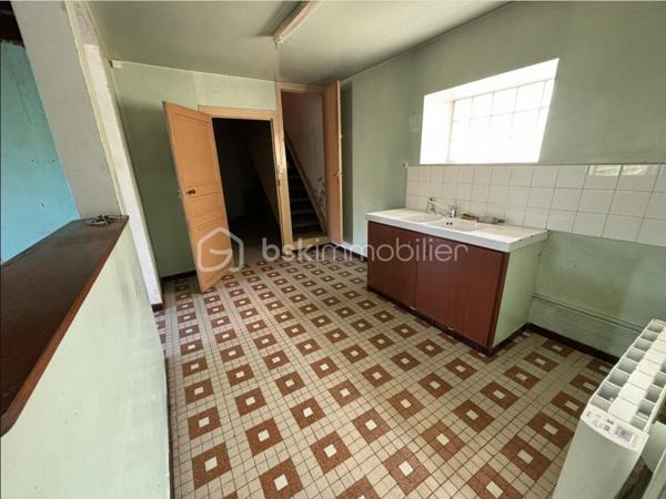 Venez vite découvrir cette maison Mitoyenne, des deux coté, de 102 m², situé dans un lieu dit à 10 minutes de centre de Vasles , A 40 minutes de Poitiers et à 20 minutes de Parthenay.
environnement calme !

Rez de chaussée:
- Cuisine ouverte sur la salle à manger.
- Salon très lumineux.
- Une pièce de rangement.
- Un cellier.
- Une salle d'eau avec douche.
- WC séparé.

A l'étage :
- Grand pallier
- Deux très belles chambres comprenant de grands placards.
Un des grand plus de cette maison:
 - le grenier peut être aménagé en une grande chambre parentale, ou autre projet à votre convenance.
Cette maison vous offre tous son potentiel pour être aménagée comme vous le souhaitez.

Point IMPORTANT:
- Rénovation à réaliser sur l'ensemble du bien !
- Assainissement à refaire ! devis en main par notre professionnel

Extérieur :
Une cour attenant à la maison de 100 m² environ et un deuxième jardin non attenant à la maison accessible à pied de 600m²environ.
Une visite ???
Projet locatif ou maison principale
Acquéreurs, bénéficiez de mon service financier, étude gratuite.
Vendeurs, avis de valeur offert.