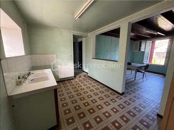 Venez vite découvrir cette maison Mitoyenne, des deux coté, de 102 m², situé dans un lieu dit à 10 minutes de centre de Vasles , A 40 minutes de Poitiers et à 20 minutes de Parthenay.
environnement calme !

Rez de chaussée:
- Cuisine ouverte sur la salle à manger.
- Salon très lumineux.
- Une pièce de rangement.
- Un cellier.
- Une salle d'eau avec douche.
- WC séparé.

A l'étage :
- Grand pallier
- Deux très belles chambres comprenant de grands placards.
Un des grand plus de cette maison:
 - le grenier peut être aménagé en une grande chambre parentale, ou autre projet à votre convenance.
Cette maison vous offre tous son potentiel pour être aménagée comme vous le souhaitez.

Point IMPORTANT:
- Rénovation à réaliser sur l'ensemble du bien !
- Assainissement à refaire ! devis en main par notre professionnel

Extérieur :
Une cour attenant à la maison de 100 m² environ et un deuxième jardin non attenant à la maison accessible à pied de 600m²environ.
Une visite ???
Projet locatif ou maison principale
Acquéreurs, bénéficiez de mon service financier, étude gratuite.
Vendeurs, avis de valeur offert.