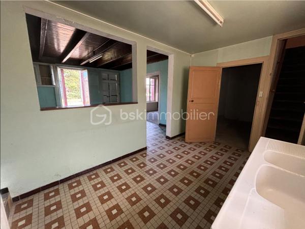 Venez vite découvrir cette maison Mitoyenne, des deux coté, de 102 m², situé dans un lieu dit à 10 minutes de centre de Vasles , A 40 minutes de Poitiers et à 20 minutes de Parthenay.
environnement calme !

Rez de chaussée:
- Cuisine ouverte sur la salle à manger.
- Salon très lumineux.
- Une pièce de rangement.
- Un cellier.
- Une salle d'eau avec douche.
- WC séparé.

A l'étage :
- Grand pallier
- Deux très belles chambres comprenant de grands placards.
Un des grand plus de cette maison:
 - le grenier peut être aménagé en une grande chambre parentale, ou autre projet à votre convenance.
Cette maison vous offre tous son potentiel pour être aménagée comme vous le souhaitez.

Point IMPORTANT:
- Rénovation à réaliser sur l'ensemble du bien !
- Assainissement à refaire ! devis en main par notre professionnel

Extérieur :
Une cour attenant à la maison de 100 m² environ et un deuxième jardin non attenant à la maison accessible à pied de 600m²environ.
Une visite ???
Projet locatif ou maison principale
Acquéreurs, bénéficiez de mon service financier, étude gratuite.
Vendeurs, avis de valeur offert.