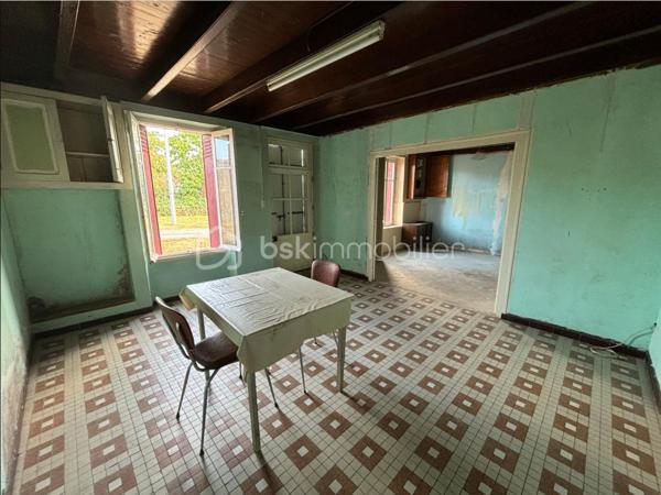Venez vite découvrir cette maison Mitoyenne, des deux coté, de 102 m², situé dans un lieu dit à 10 minutes de centre de Vasles , A 40 minutes de Poitiers et à 20 minutes de Parthenay.
environnement calme !

Rez de chaussée:
- Cuisine ouverte sur la salle à manger.
- Salon très lumineux.
- Une pièce de rangement.
- Un cellier.
- Une salle d'eau avec douche.
- WC séparé.

A l'étage :
- Grand pallier
- Deux très belles chambres comprenant de grands placards.
Un des grand plus de cette maison:
 - le grenier peut être aménagé en une grande chambre parentale, ou autre projet à votre convenance.
Cette maison vous offre tous son potentiel pour être aménagée comme vous le souhaitez.

Point IMPORTANT:
- Rénovation à réaliser sur l'ensemble du bien !
- Assainissement à refaire ! devis en main par notre professionnel

Extérieur :
Une cour attenant à la maison de 100 m² environ et un deuxième jardin non attenant à la maison accessible à pied de 600m²environ.
Une visite ???
Projet locatif ou maison principale
Acquéreurs, bénéficiez de mon service financier, étude gratuite.
Vendeurs, avis de valeur offert.