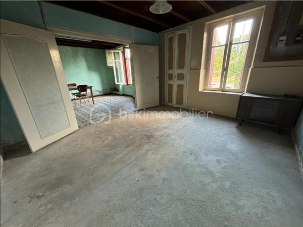Venez vite découvrir cette maison Mitoyenne, des deux coté, de 102 m², situé dans un lieu dit à 10 minutes de centre de Vasles , A 40 minutes de Poitiers et à 20 minutes de Parthenay.
environnement calme !

Rez de chaussée:
- Cuisine ouverte sur la salle à manger.
- Salon très lumineux.
- Une pièce de rangement.
- Un cellier.
- Une salle d'eau avec douche.
- WC séparé.

A l'étage :
- Grand pallier
- Deux très belles chambres comprenant de grands placards.
Un des grand plus de cette maison:
 - le grenier peut être aménagé en une grande chambre parentale, ou autre projet à votre convenance.
Cette maison vous offre tous son potentiel pour être aménagée comme vous le souhaitez.

Point IMPORTANT:
- Rénovation à réaliser sur l'ensemble du bien !
- Assainissement à refaire ! devis en main par notre professionnel

Extérieur :
Une cour attenant à la maison de 100 m² environ et un deuxième jardin non attenant à la maison accessible à pied de 600m²environ.
Une visite ???
Projet locatif ou maison principale
Acquéreurs, bénéficiez de mon service financier, étude gratuite.
Vendeurs, avis de valeur offert.