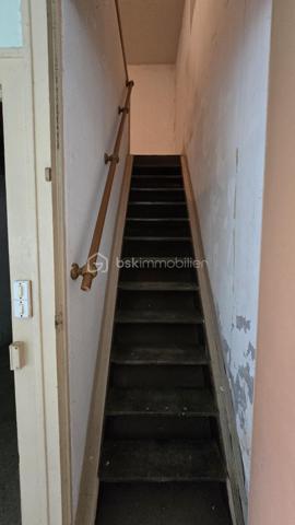 Venez vite découvrir cette maison Mitoyenne, des deux coté, de 102 m², situé dans un lieu dit à 10 minutes de centre de Vasles , A 40 minutes de Poitiers et à 20 minutes de Parthenay.
environnement calme !

Rez de chaussée:
- Cuisine ouverte sur la salle à manger.
- Salon très lumineux.
- Une pièce de rangement.
- Un cellier.
- Une salle d'eau avec douche.
- WC séparé.

A l'étage :
- Grand pallier
- Deux très belles chambres comprenant de grands placards.
Un des grand plus de cette maison:
 - le grenier peut être aménagé en une grande chambre parentale, ou autre projet à votre convenance.
Cette maison vous offre tous son potentiel pour être aménagée comme vous le souhaitez.

Point IMPORTANT:
- Rénovation à réaliser sur l'ensemble du bien !
- Assainissement à refaire ! devis en main par notre professionnel

Extérieur :
Une cour attenant à la maison de 100 m² environ et un deuxième jardin non attenant à la maison accessible à pied de 600m²environ.
Une visite ???
Projet locatif ou maison principale
Acquéreurs, bénéficiez de mon service financier, étude gratuite.
Vendeurs, avis de valeur offert.