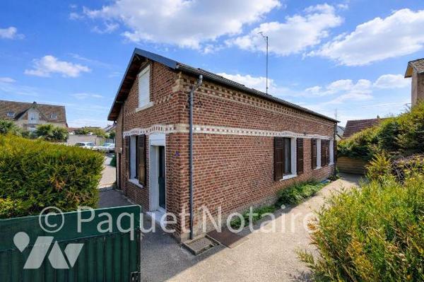 En face du lycée Saint Charles
Idéal activité professionnelle :  restauration, auto école, etc...