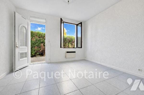 En face du lycée Saint Charles
Idéal activité professionnelle :  restauration, auto école, etc...