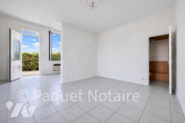 En face du lycée Saint Charles
Idéal activité professionnelle :  restauration, auto école, etc...