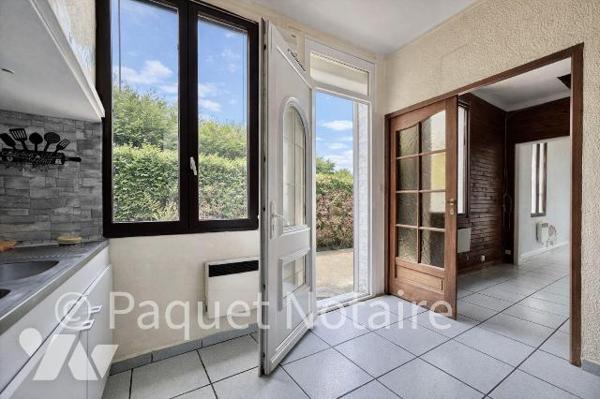 En face du lycée Saint Charles
Idéal activité professionnelle :  restauration, auto école, etc...