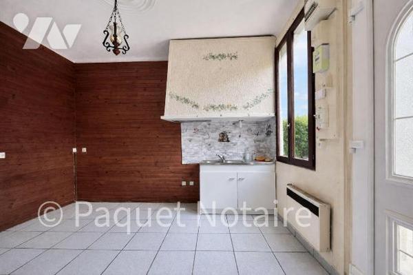 En face du lycée Saint Charles
Idéal activité professionnelle :  restauration, auto école, etc...