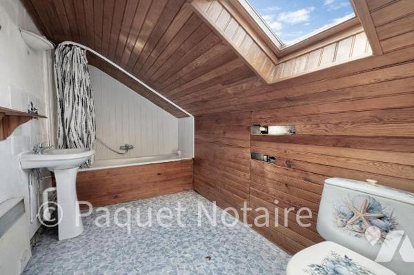 En face du lycée Saint Charles
Idéal activité professionnelle :  restauration, auto école, etc...