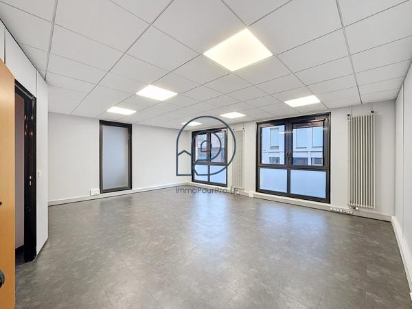 🏢 LILLE CENTRE – BUREAUX D'ANGLE 238 m²  AVEC TERRASSE & PARKINGS | RARE DANS LE SECTEUR !