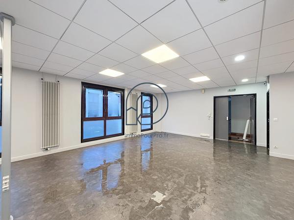 🏢 LILLE CENTRE – BUREAUX D'ANGLE 238 m²  AVEC TERRASSE & PARKINGS | RARE DANS LE SECTEUR !