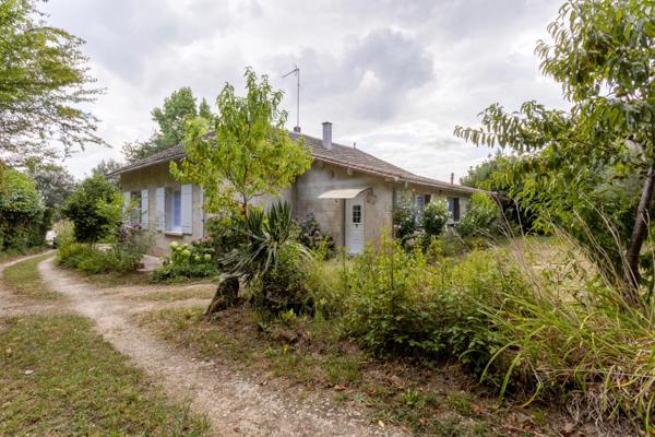 A vendre Maison Plain-pied 150m2 6 pièces - 4 chambres - hangar 300 m2 - 5660 m2 de terrain - SAINT SAUVEUR (24)