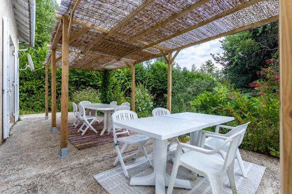 A vendre Maison Plain-pied 150m2 6 pièces - 4 chambres - hangar 300 m2 - 5660 m2 de terrain - SAINT SAUVEUR (24)