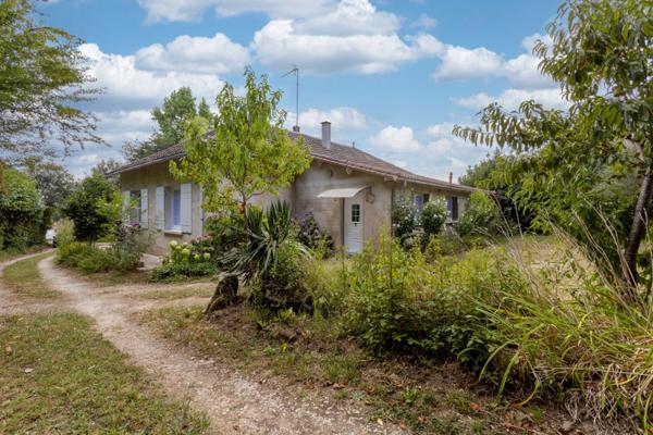 A vendre Maison Plain-pied 150m2 6 pièces - 4 chambres - hangar 300 m2 - 5660 m2 de terrain - SAINT SAUVEUR (24)