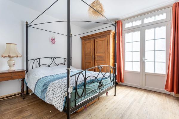 A vendre Maison Plain-pied 150m2 6 pièces - 4 chambres - hangar 300 m2 - 5660 m2 de terrain - SAINT SAUVEUR (24)