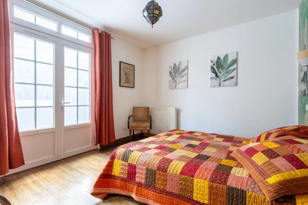 A vendre Maison Plain-pied 150m2 6 pièces - 4 chambres - hangar 300 m2 - 5660 m2 de terrain - SAINT SAUVEUR (24)