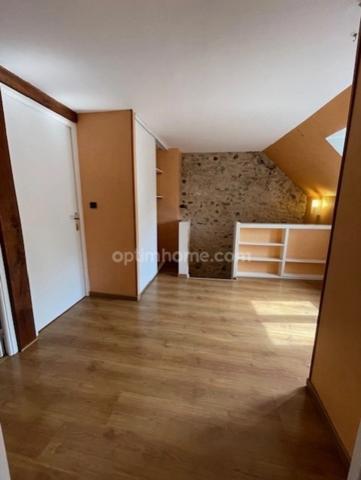 Maison à louer 4 pièces avec jardin, au centre du village de SAINT CYR SOUS DOURDAN (91). A10 et gare routière à 2KM.