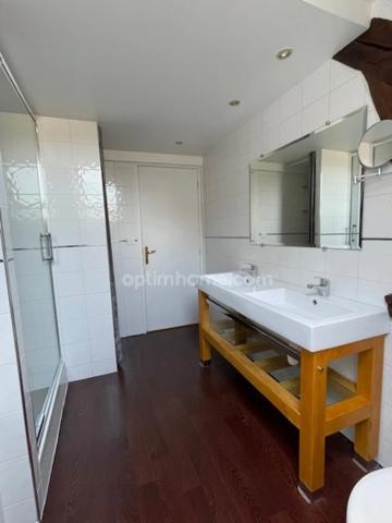 Maison à louer 4 pièces avec jardin, au centre du village de SAINT CYR SOUS DOURDAN (91). A10 et gare routière à 2KM.