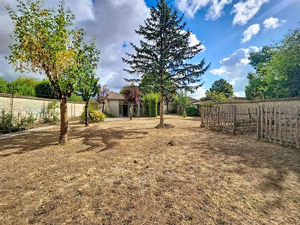 Fontenay Le Comte - 7 pièce(s) - 173 m2, 5 chambres, un sde, une sdb, jardin, dépendances, coeur de ville.