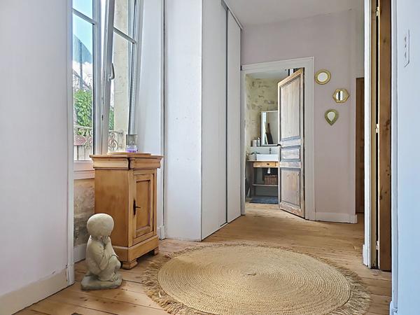 Fontenay Le Comte - 7 pièce(s) - 173 m2, 5 chambres, un sde, une sdb, jardin, dépendances, coeur de ville.