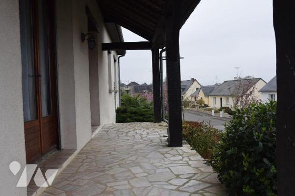 MOULAY- Pavillon sur sous-sol avec accès de plain pied.
- Rez de chaussée surélevé: cuisine am...