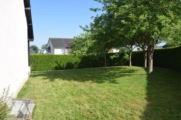 MOULAY- Pavillon sur sous-sol avec accès de plain pied.
- Rez de chaussée surélevé: cuisine am...