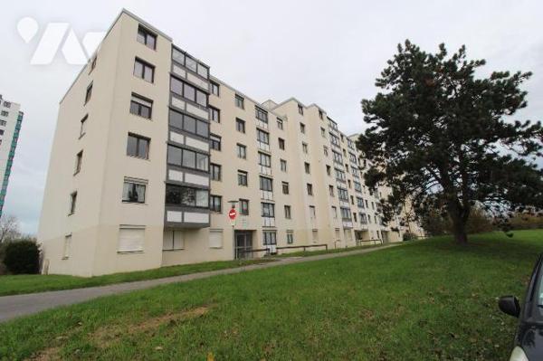 Dans résidence avec ascenseur, appartement T2 avec bail en cours et loyer de 501 euros hors cha...