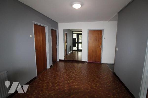 Dans résidence avec ascenseur, appartement T2 avec bail en cours et loyer de 501 euros hors cha...