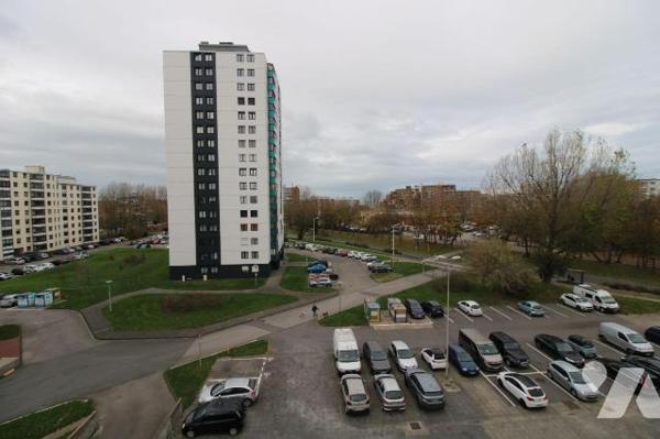 Dans résidence avec ascenseur, appartement T2 avec bail en cours et loyer de 501 euros hors cha...