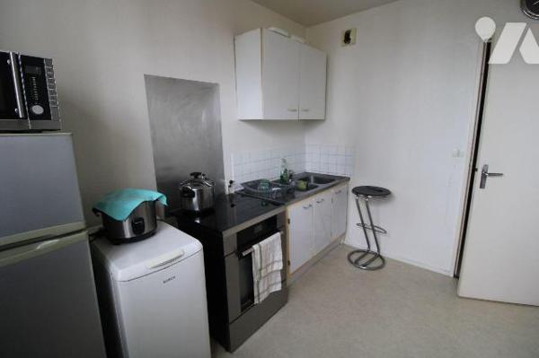 Dans résidence avec ascenseur, appartement T2 avec bail en cours et loyer de 501 euros hors cha...