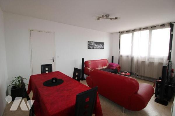 Dans résidence avec ascenseur, appartement T2 avec bail en cours et loyer de 501 euros hors cha...