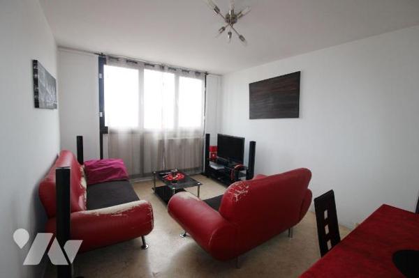 Dans résidence avec ascenseur, appartement T2 avec bail en cours et loyer de 501 euros hors cha...