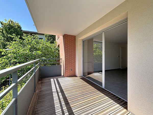Grand appartement  traversant de type 3 de 67 m² avec deux emplacements parking dont un sous-sol et cellier
