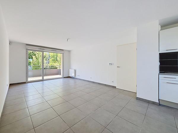 Grand appartement  traversant de type 3 de 67 m² avec deux emplacements parking dont un sous-sol et cellier