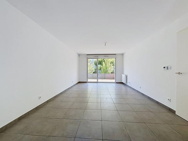 Grand appartement  traversant de type 3 de 67 m² avec deux emplacements parking dont un sous-sol et cellier