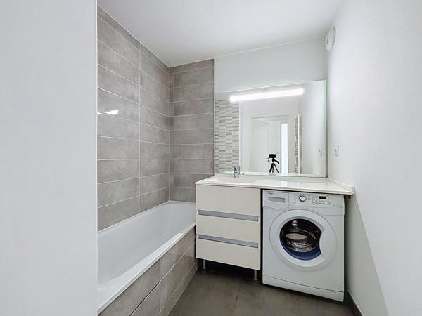 Grand appartement  traversant de type 3 de 67 m² avec deux emplacements parking dont un sous-sol et cellier