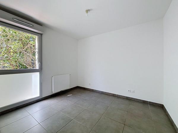 Grand appartement  traversant de type 3 de 67 m² avec deux emplacements parking dont un sous-sol et cellier