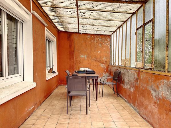 Petite maison à renover + grand terrain